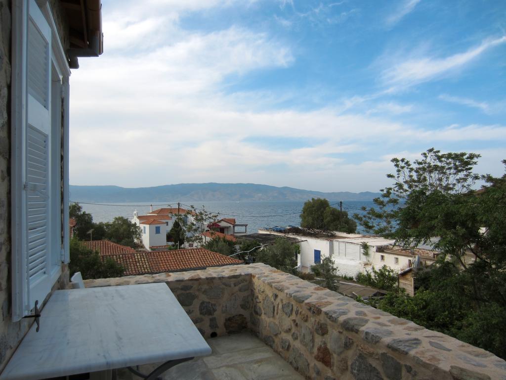 Kiki'S Houses Vlichos Hydra  Bilik gambar